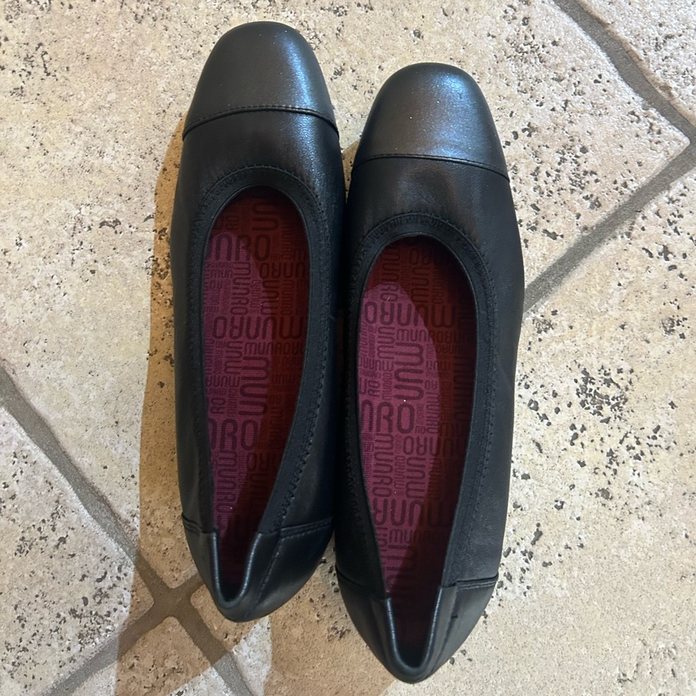Munro black flats size 8M